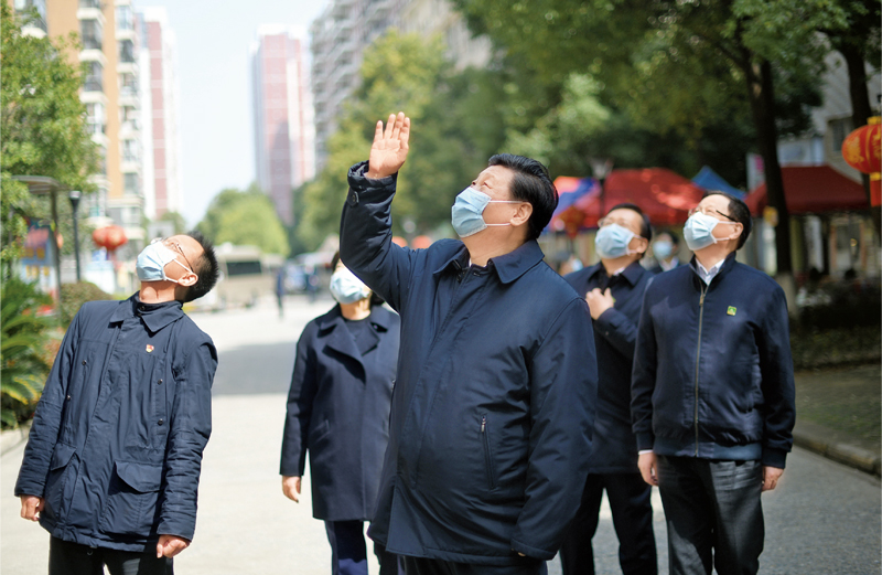 2020年3月10日,中共中央总书记、国家主席、中央军委主席习近平专门赴湖北省武汉市考察新冠肺炎疫情防控工作。这是习近平在东湖新城社区考察时,向在家隔离居住的居民挥手致意、表示慰问。 新华社记者 谢环驰/摄