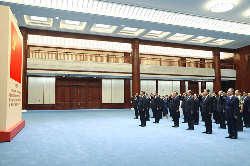 6月18日,党和国家领导人习近平、李克强、栗战书、汪洋、王沪宁、赵乐际、韩正、王岐山等在中国共产党历史展览馆参观“‘不忘初心、牢记使命’中国共产党历史展览”。这是参观结束后,习近平带领党员领导同志一起重温入党誓词。